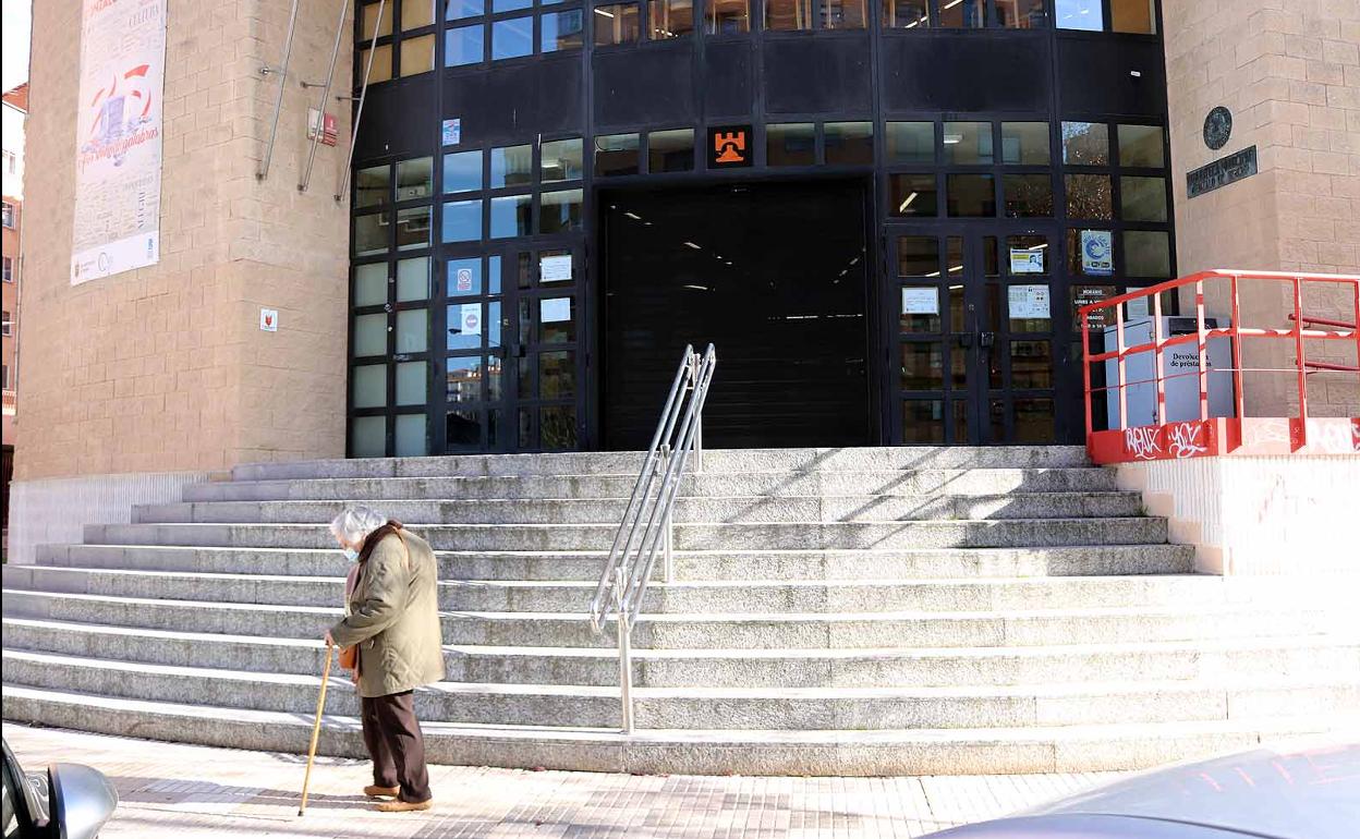 Una mujer pasea ante la biblioteca municipal Gonzalo de Berceo.