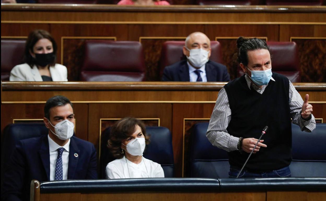 Iglesias interviene en presencia de Sánchez y Carmen Calvo durante la sesión de control al Gobierno celebrada este miércoles en el Congreso.