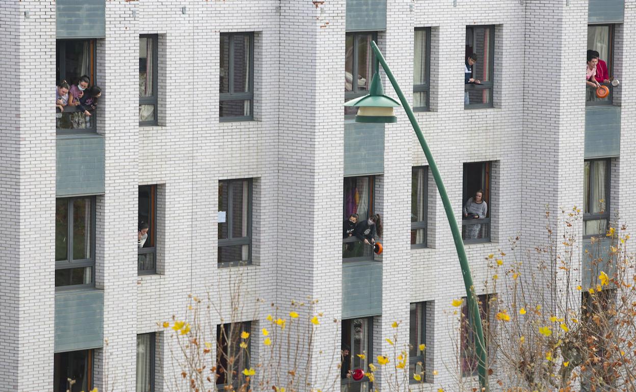 Los estudiantes de la residencia protestan con una cacerolada. 