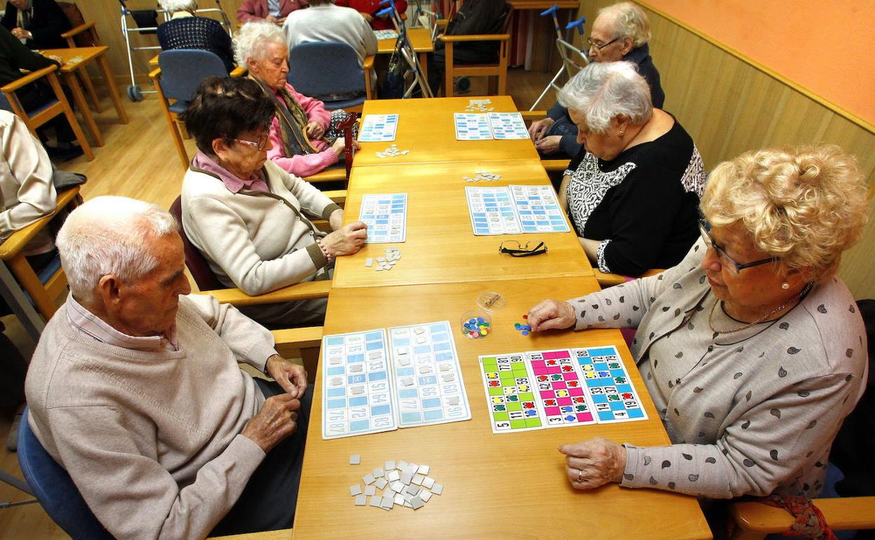 Jubilados en un centro social, en una imagen de archivo. 