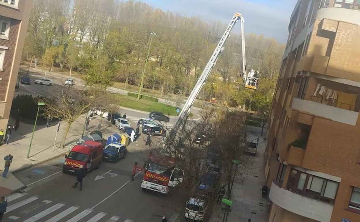 Intervención de los Bomberos de Burgos para acceder a la vivienda en la calle Luis Cernuda.