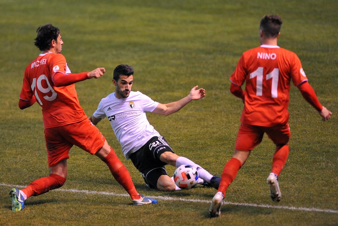 Fotos: El Burgos CF logra la segunda plaza tras vencer al Marino de Luanco (2-0)