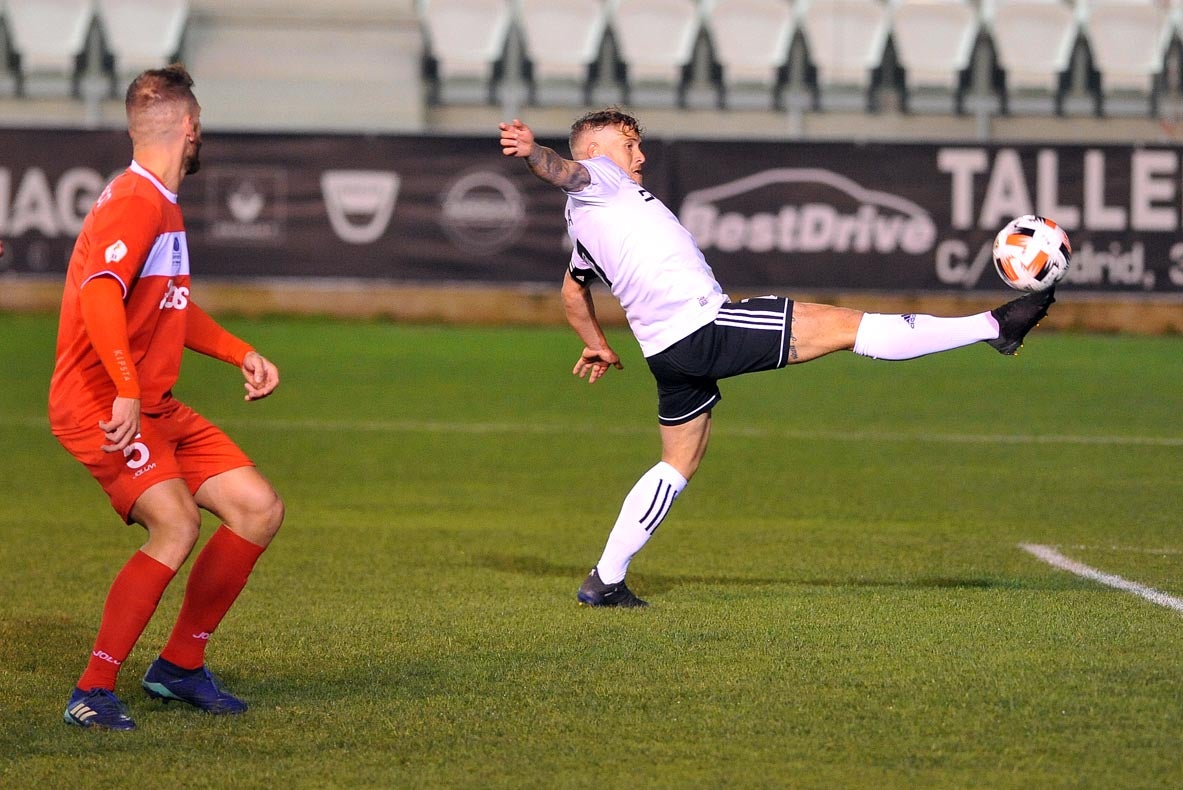 Fotos: El Burgos CF logra la segunda plaza tras vencer al Marino de Luanco (2-0)