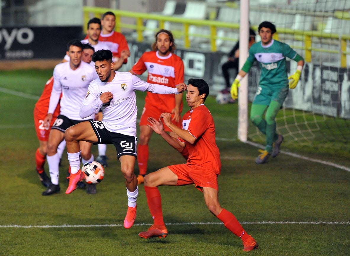 Fotos: El Burgos CF logra la segunda plaza tras vencer al Marino de Luanco (2-0)