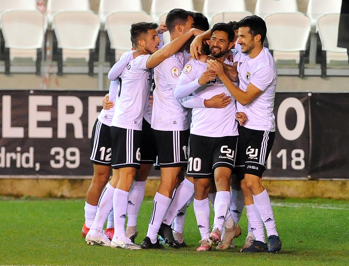 Fotos: El Burgos CF logra la segunda plaza tras vencer al Marino de Luanco (2-0)