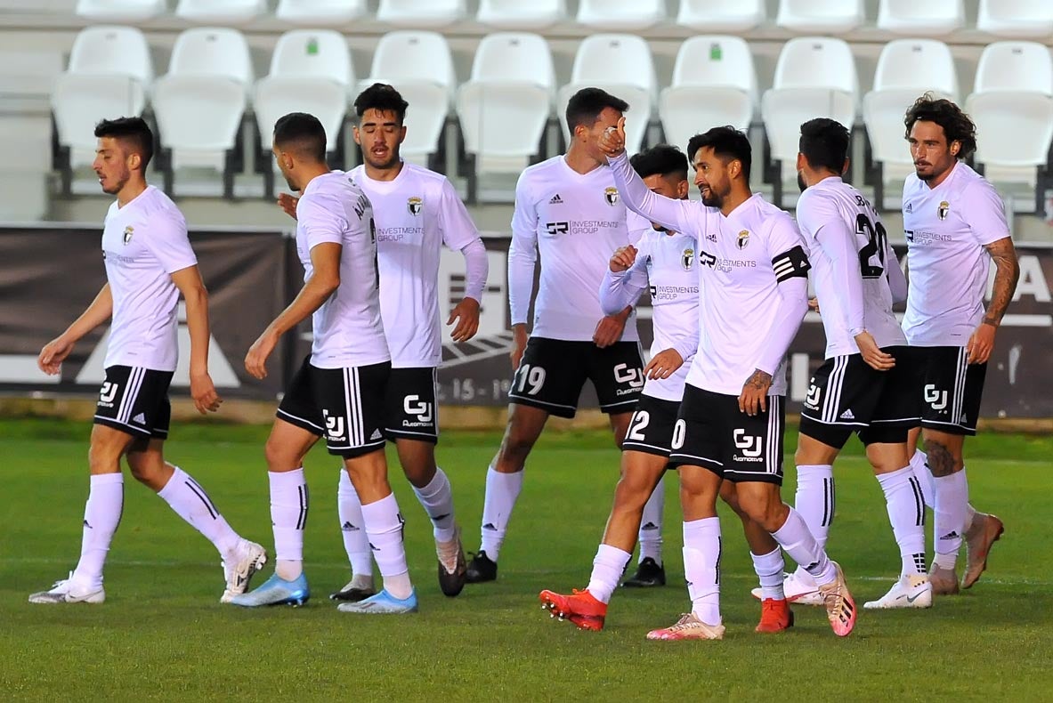 Fotos: El Burgos CF logra la segunda plaza tras vencer al Marino de Luanco (2-0)