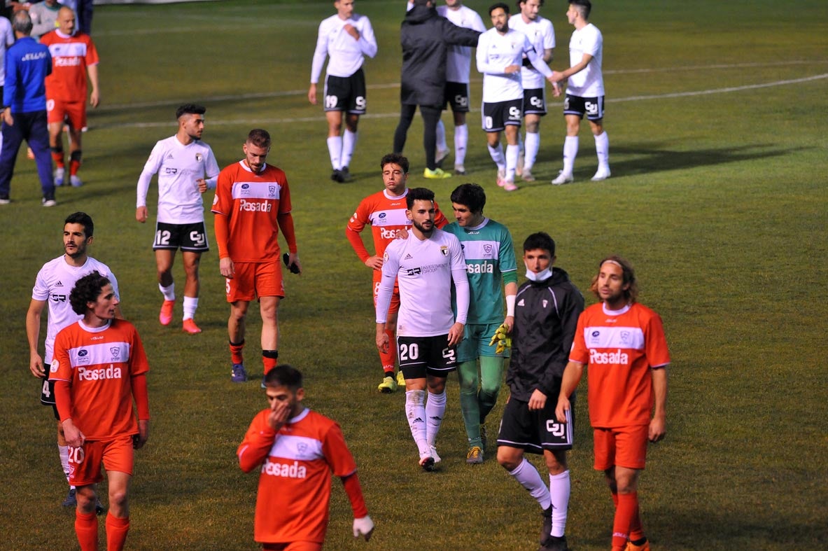 Fotos: El Burgos CF logra la segunda plaza tras vencer al Marino de Luanco (2-0)