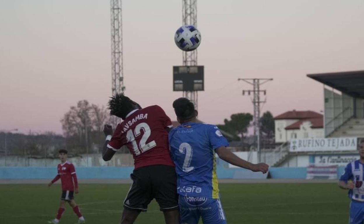 El partido fue muy disputado y ambos equipos tuvieron ocasiones para desempatar.