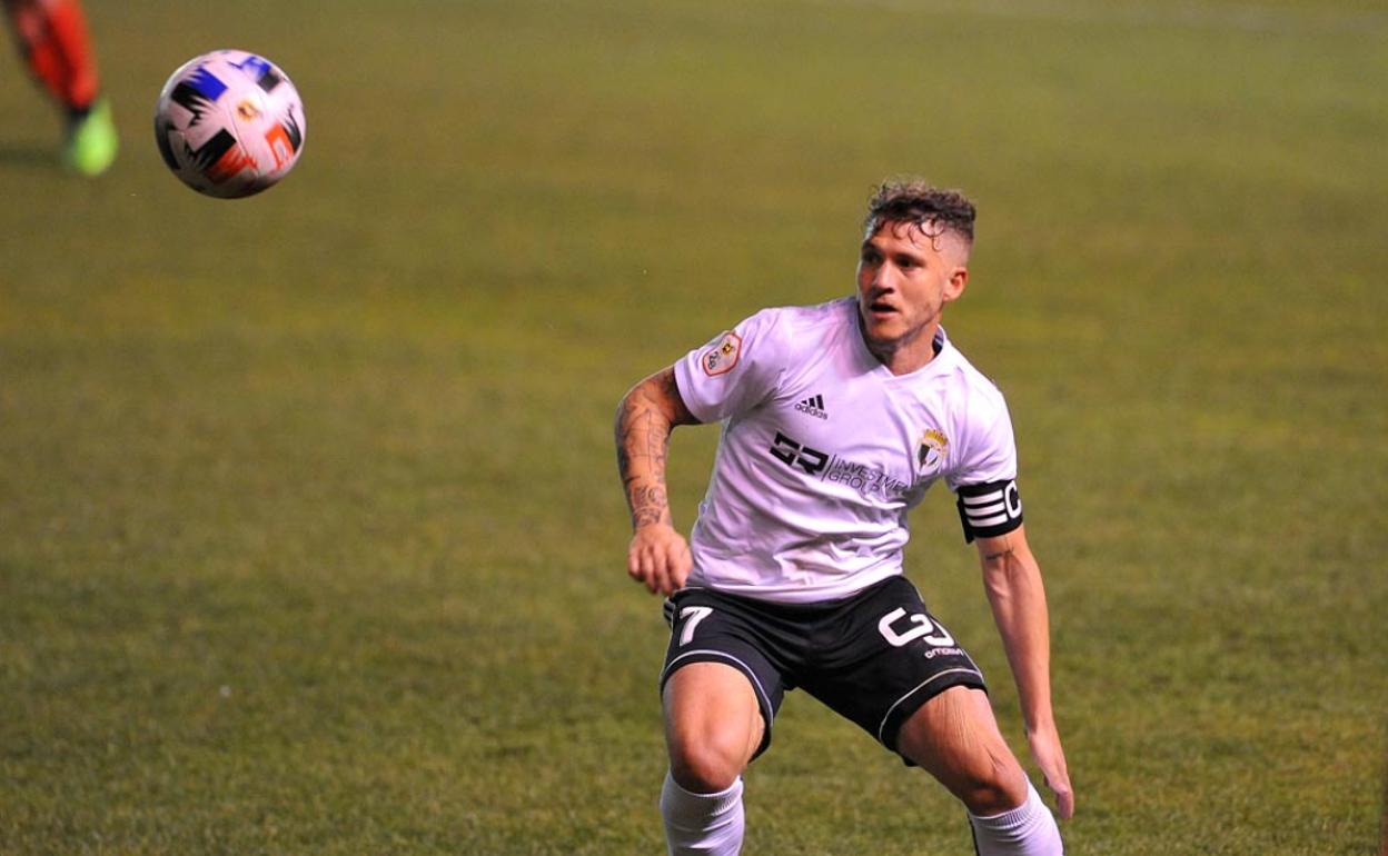 Juanma, con el brazalete de capitán frente al Marino de Luanco. 