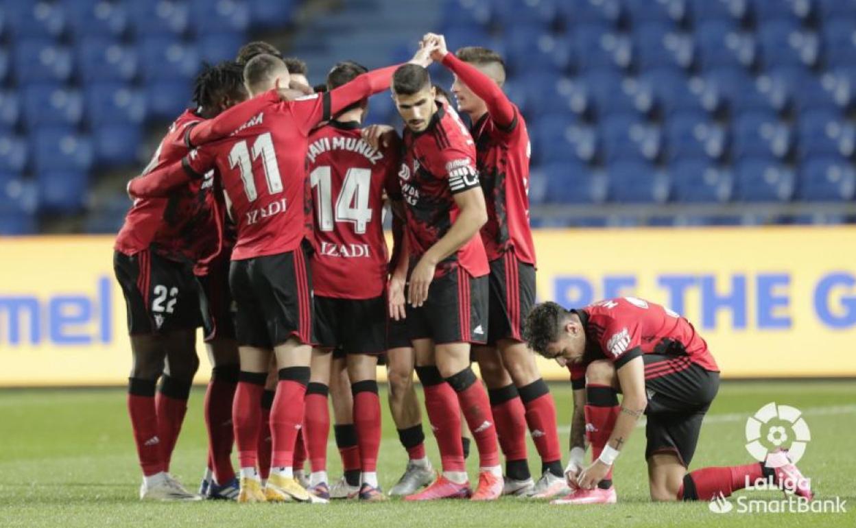 Los jugadores rojillos celebran la victoria. 