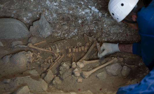 El cuerpo de una joven, en posición fetal, de aproximadamente quince años de edad, perteneciente a una clase social alta y enterrada con su ajuar hace unos 4. 000 años (Edad del Bronce) hallado durante las excavaciones de 2010.