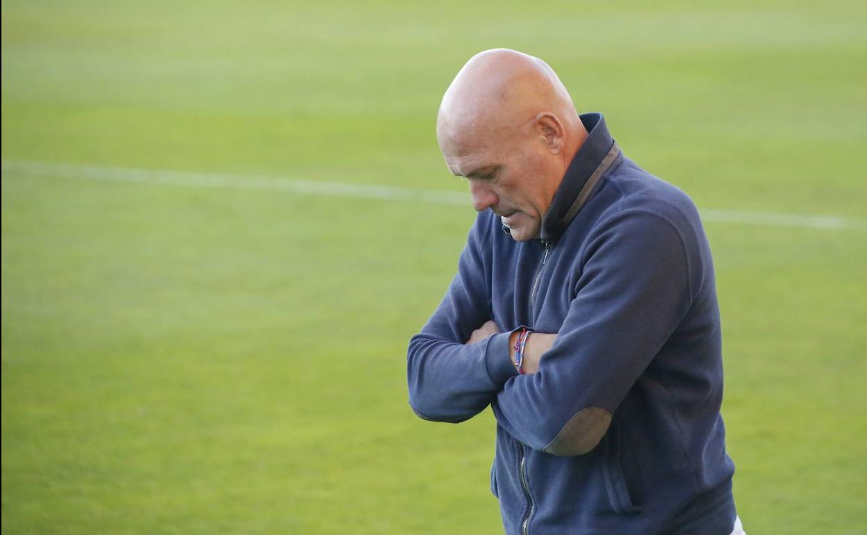 Ramón Calderé, en el campo palentino de La Balastera en su etapa como entrenador del Salmantino.