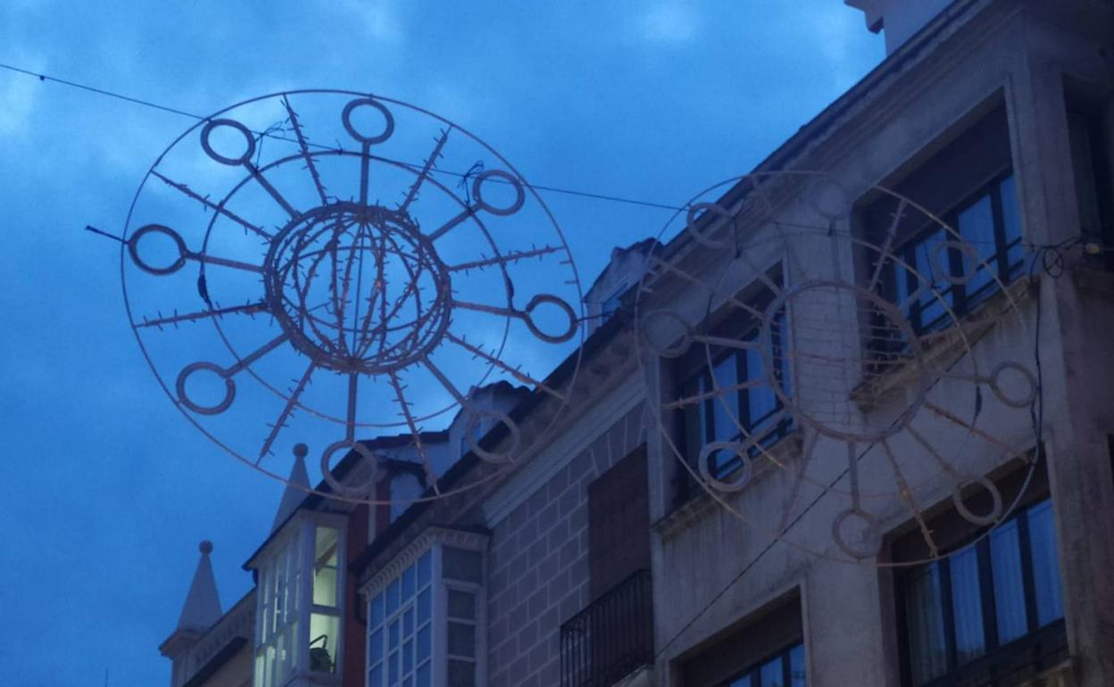 Luces de Navidad instaladas en la calle Santander de Burgos.