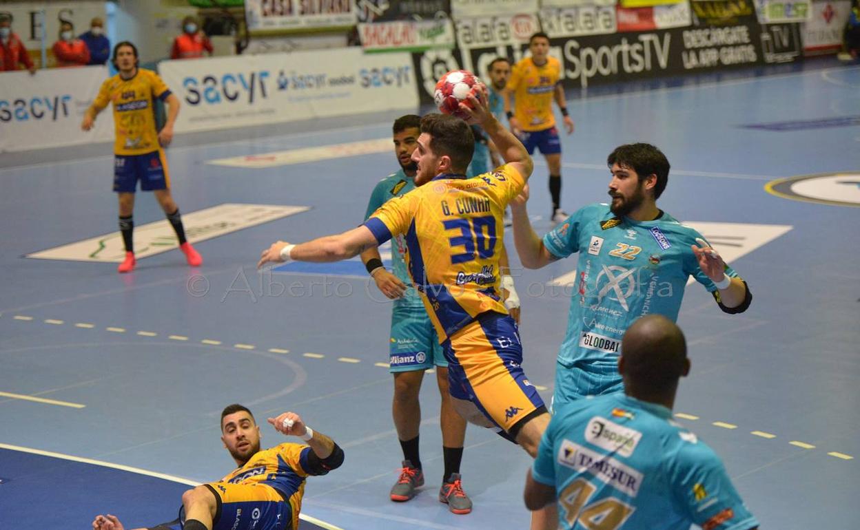 Los ribereños perdieron en casa frente a un Puente Genil que aprovechó los errores.