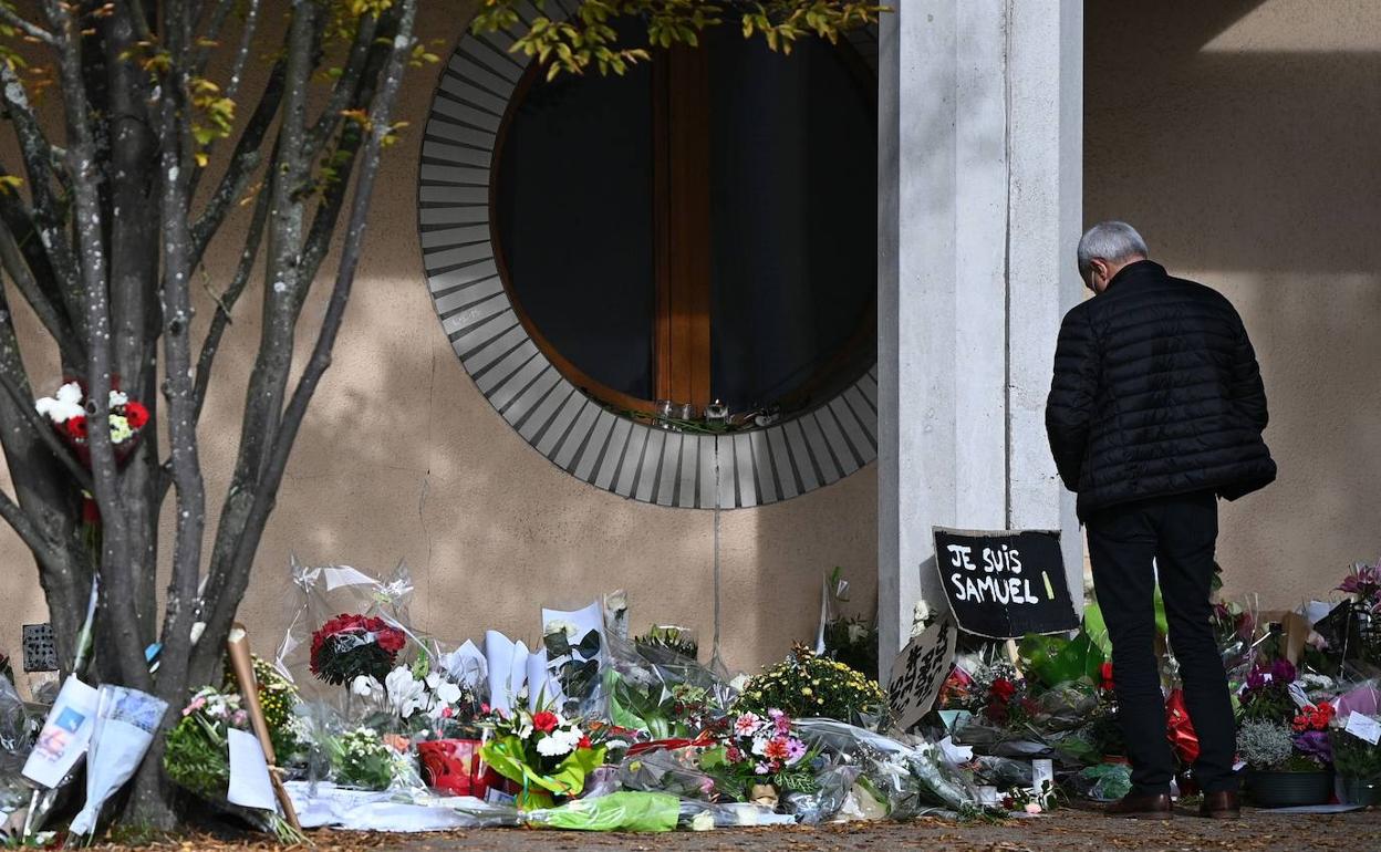 Flores en recuerdo de Samuel Paty, profesor asesinado el pasado 16 de octubre.