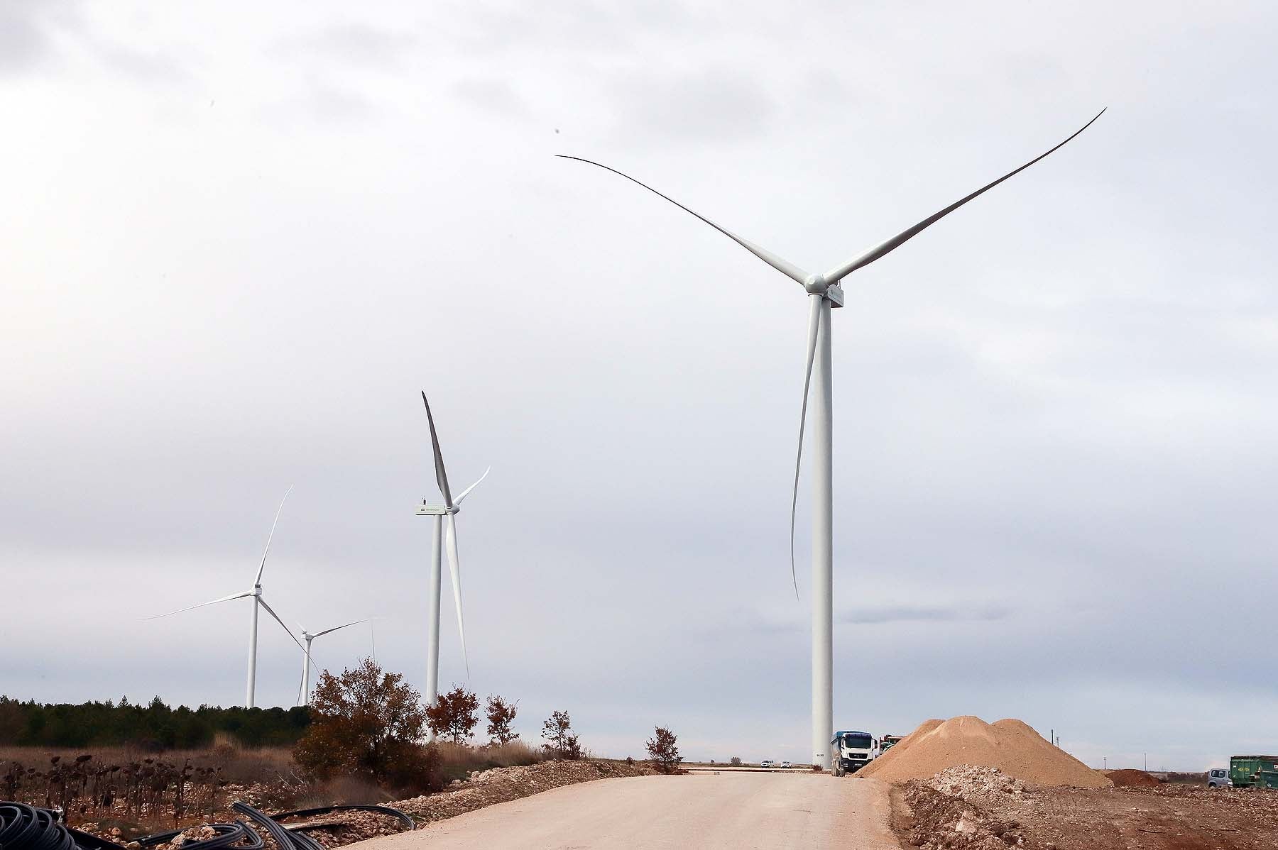 Fotos: Los aerogeneradores s más potentes de España ya miran al cielo burgalés