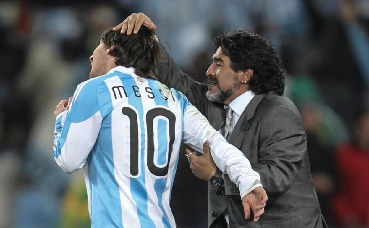 Diego Armando Maradona saluda a Leo Messi tras un partido en el Mundial de Sudáfrica 2010. 