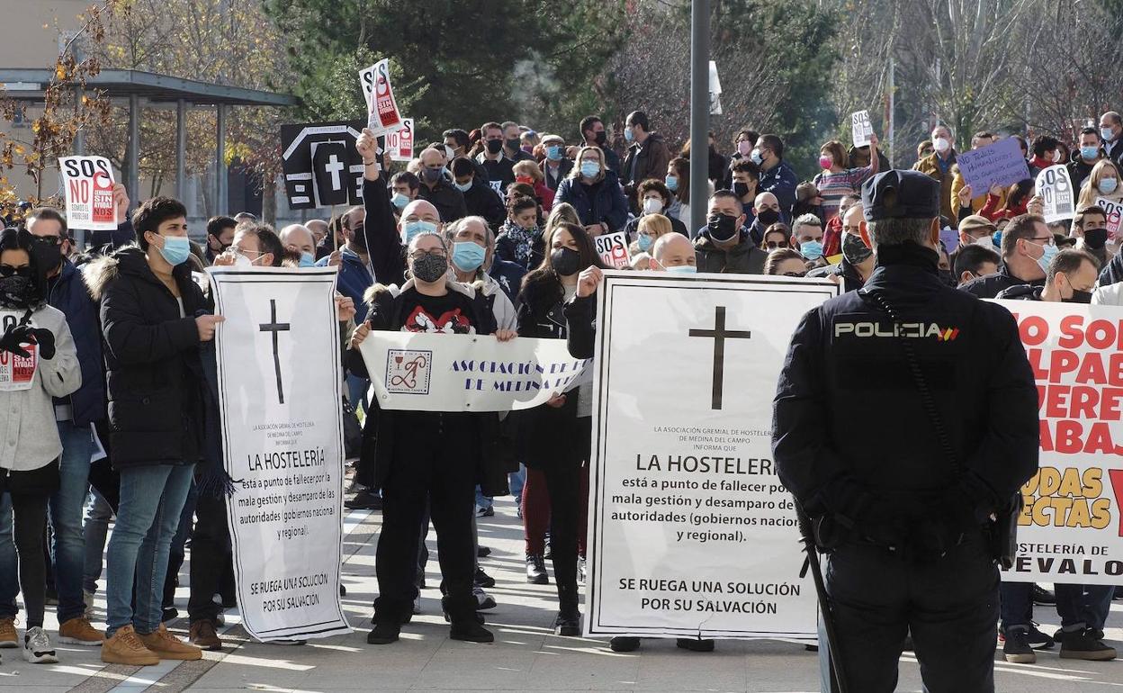 Hosteleros de Valladolid en una manifestación para exigir la reapertura de sus negocios en Castilla y León.