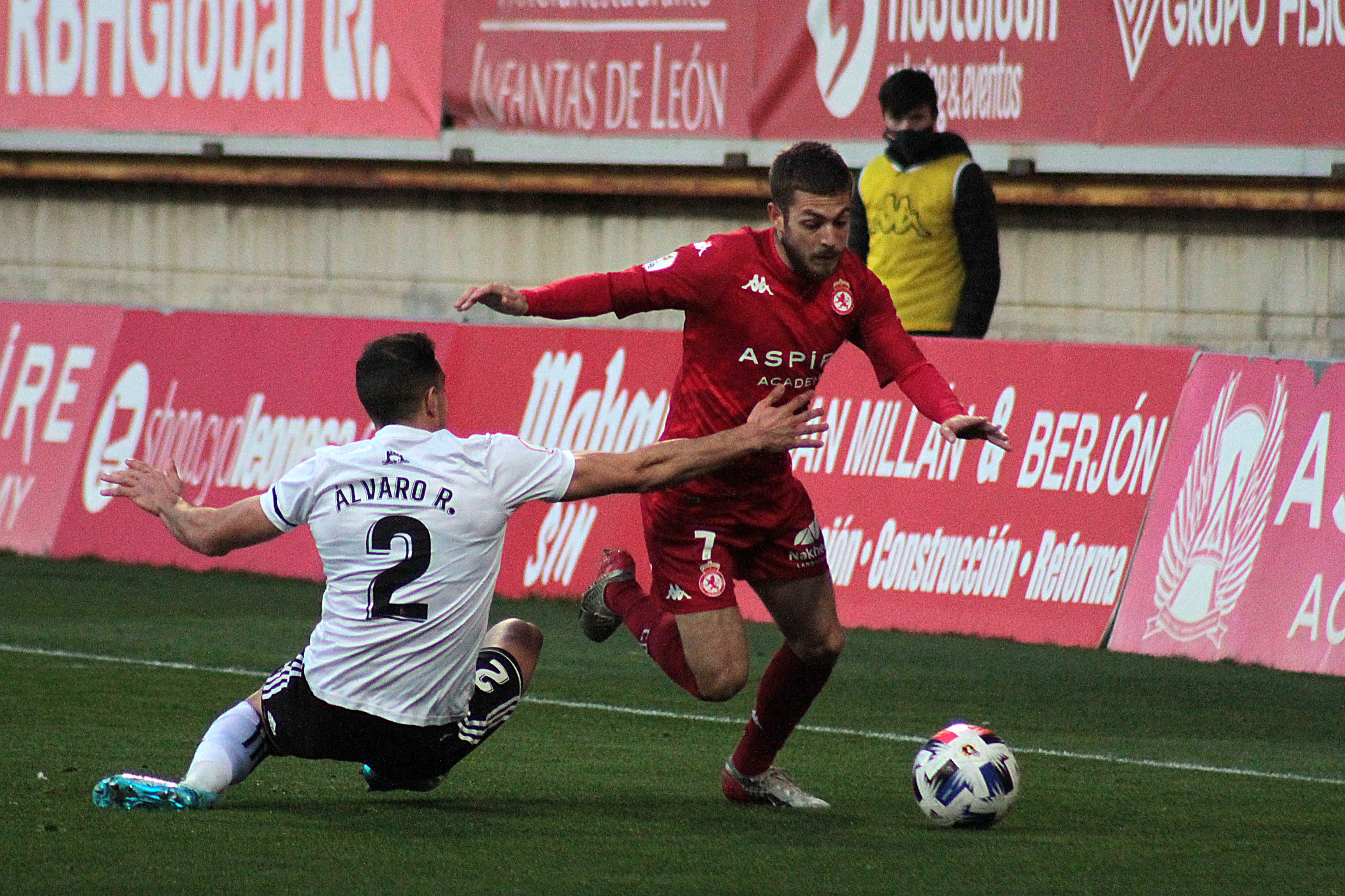 Fotos: El Burgos CF no puede pasar del empate en el Reino de León