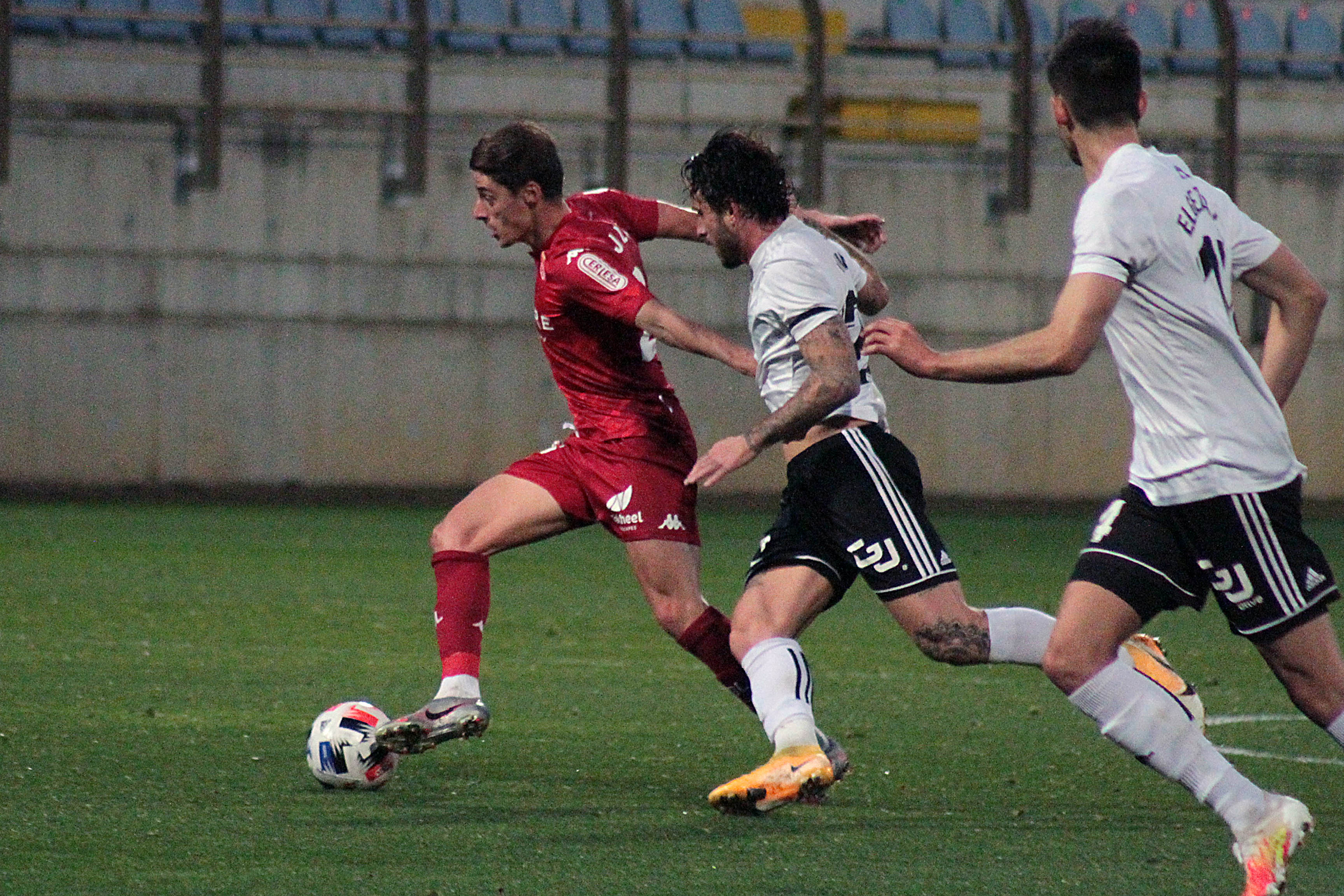 Fotos: El Burgos CF no puede pasar del empate en el Reino de León