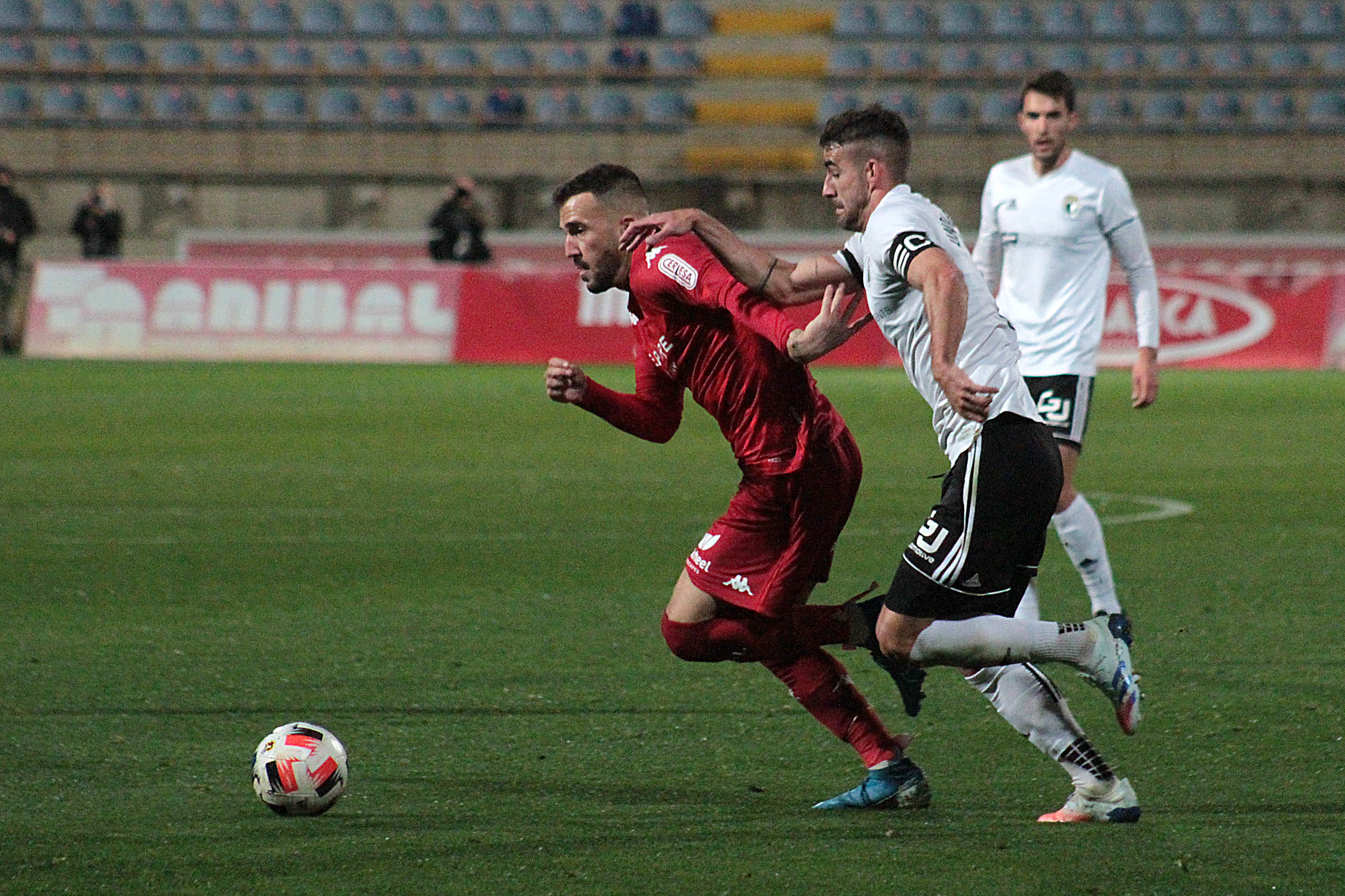 Fotos: El Burgos CF no puede pasar del empate en el Reino de León