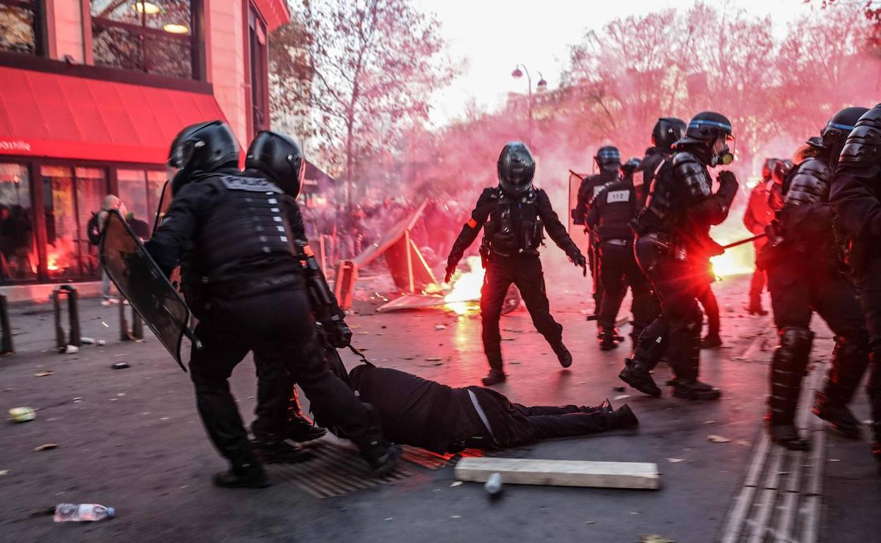 Agentes arrastran a un manifestante durante la protesta del sábado en París contra el proyecto de ley.