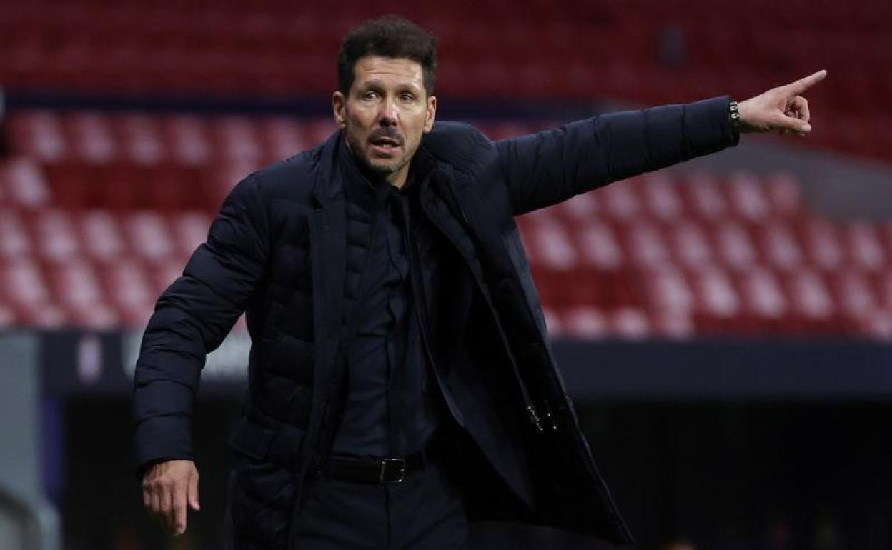 El Cholo Simeone da instrucciones ante el Bayern. 