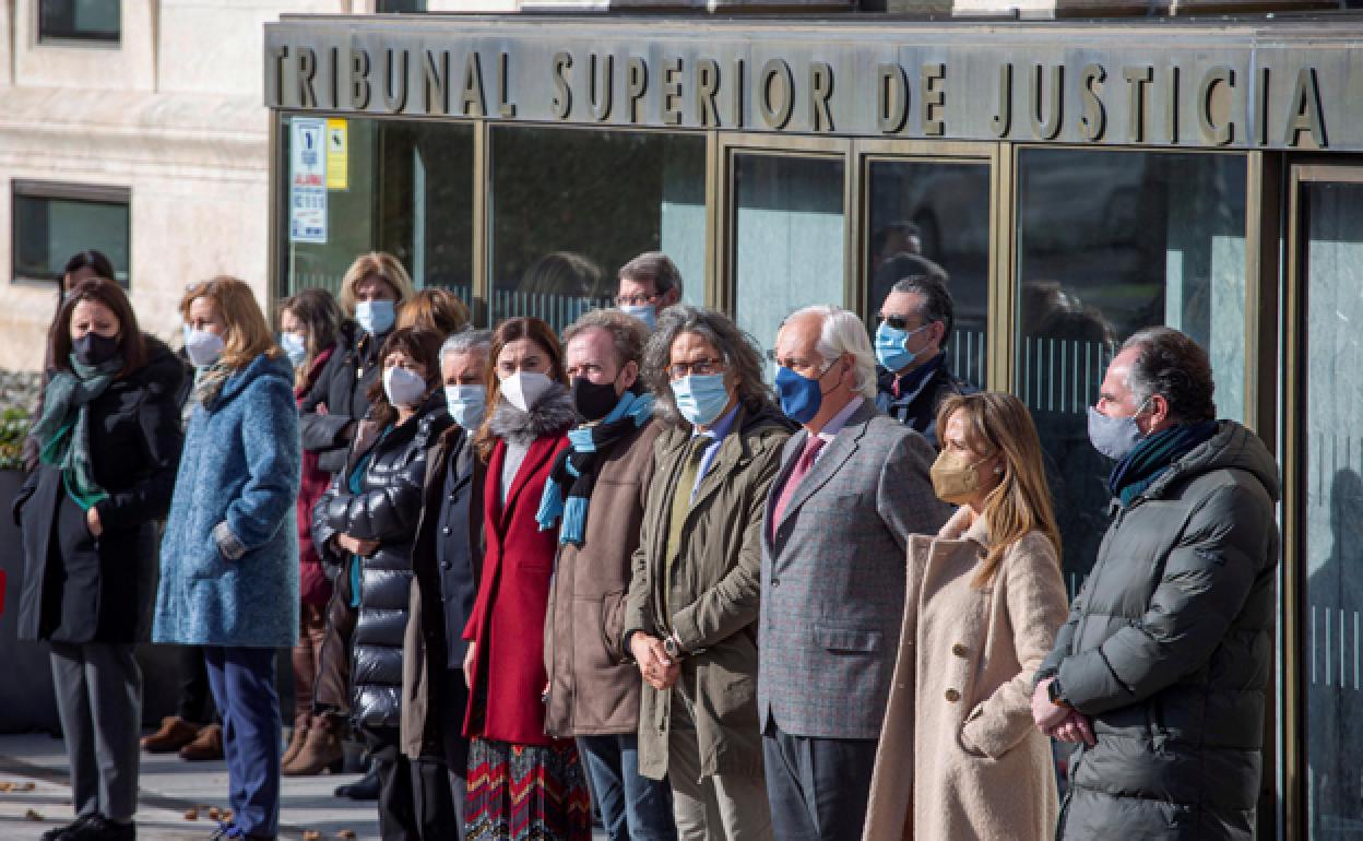 Concentración ante el Palacio de Justicia de Burgos. 