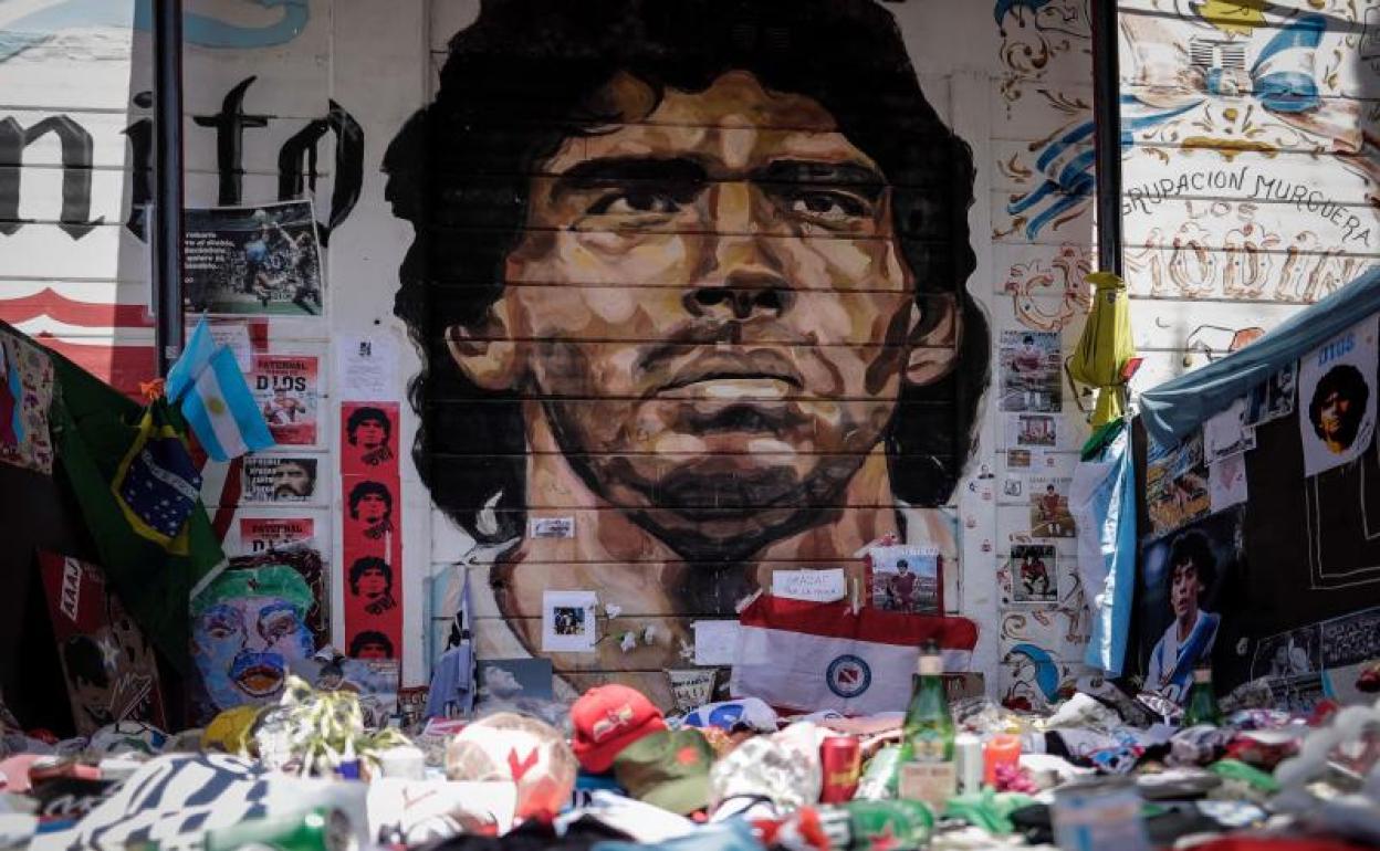 Ofrendas en un mural de Diego Maradona convertido en santuario en el estadio de Argentinos Juniors. 