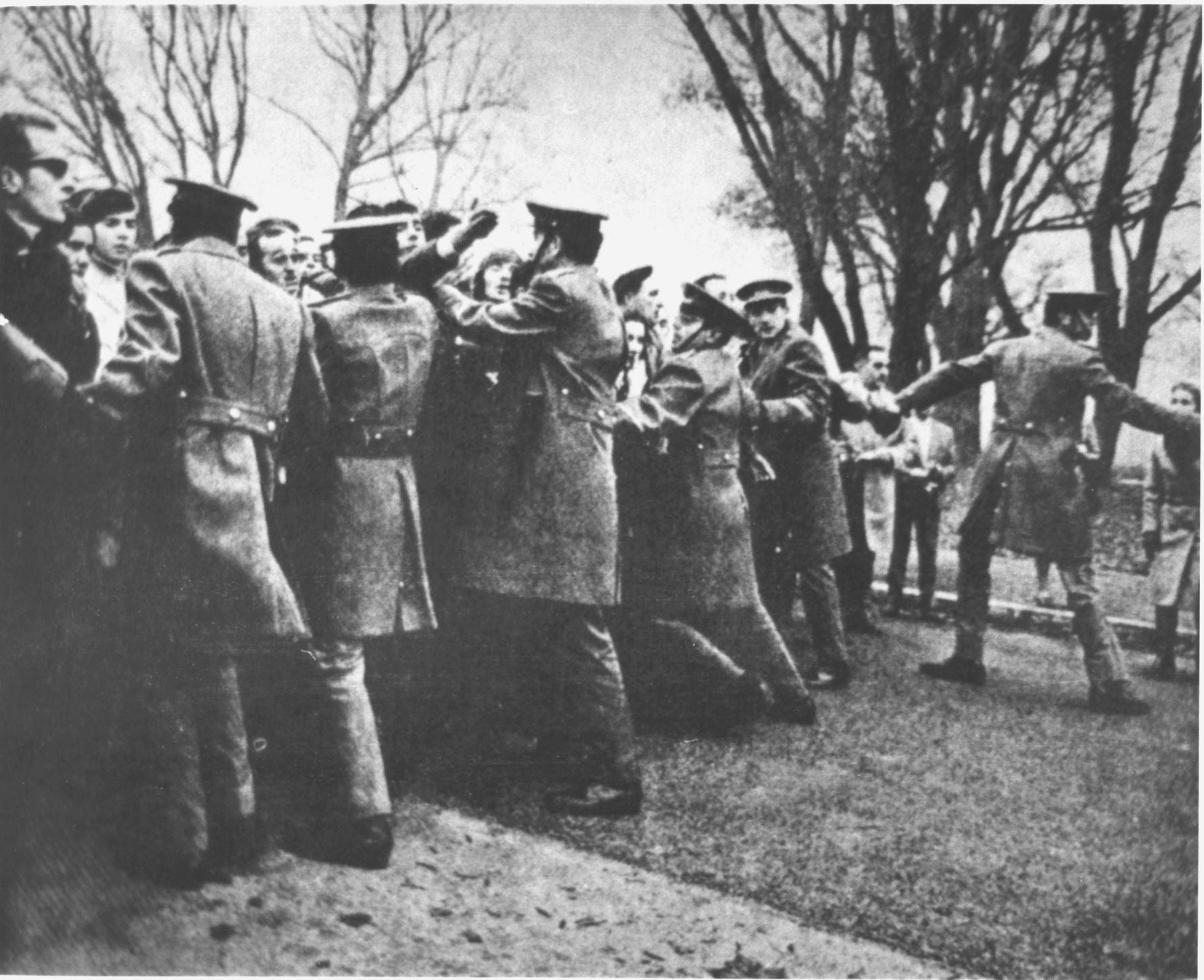 Un grupo de policías forma un cinturón de seguridad para contener a la multitud que se congrega frente al Gobierno Militar de Burgos. 