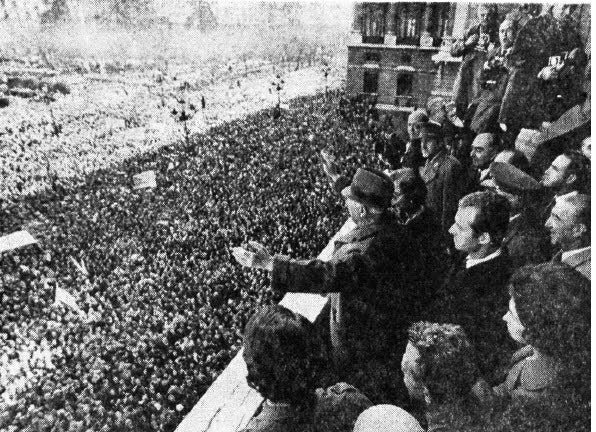 Franco observa la manifestación en la Plaza de Oriente, el 17 de diciembre de 1970, contra los acusados en el llamado 'Proceso de Burgos'.