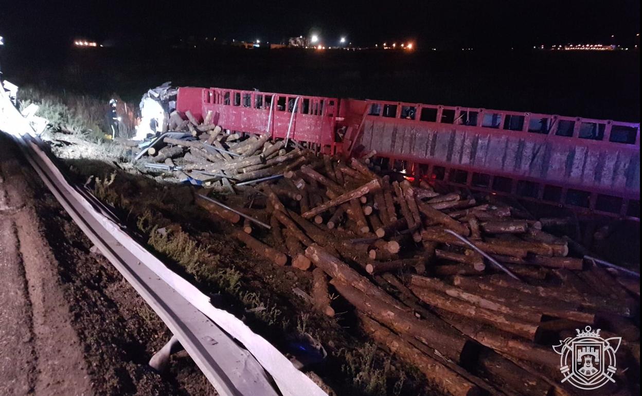 El camión ha sufrido una aparatosa salida de vía. 