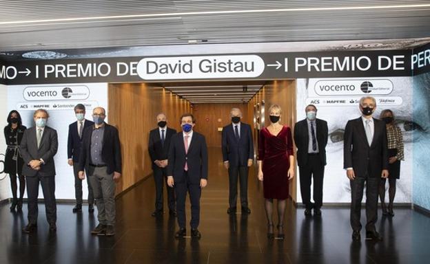 Galería. De izquierda a derecha, Eva Fernández, directora global de Comunicación de Telefónica; Ignacio Ybarra, presidente de Vocento; Luis Enríquez, consejero delegado de Vocento; Alberto Olmos, ganador del premio; Florentino Pérez, presidente de ACS y de la Fundación ACS; José Luis Martínez-Almeida, alcalde de Madrid; Rodrigo Echenique, vicepresidente del Grupo Santander y presidente de Santander España; Romina Caponnetto, viuda de David Gistau; Pedro García Cuartango, presidente del jurado; Antonio Fernández-Galiano, presidente de Unidad Editorial, y Eva Piera, directora general de relaciones externas de Mapfre. 