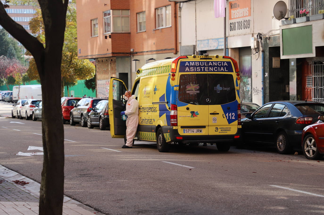 Un sanitario aguarda en la ambulancia ataviado con el epi.