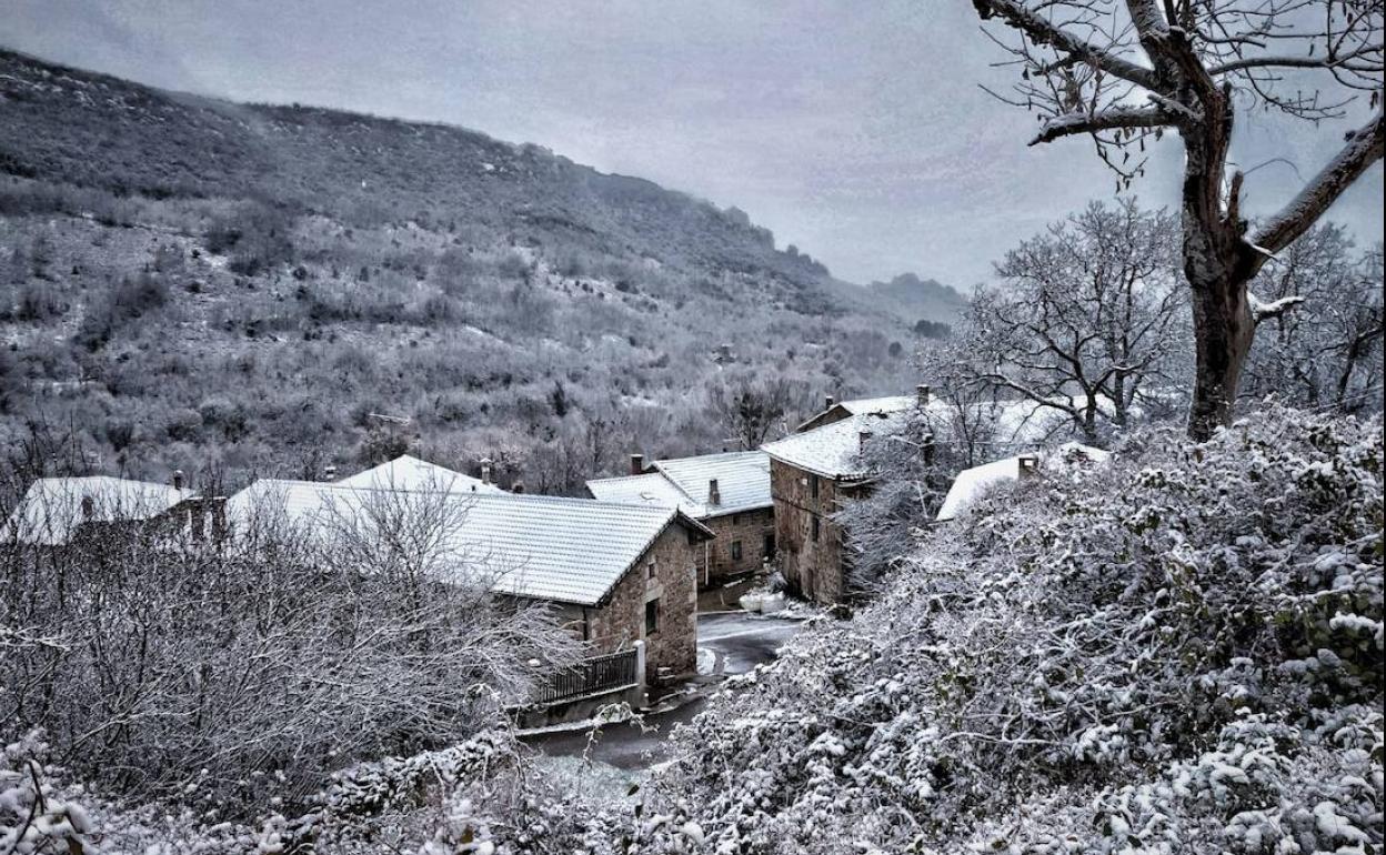 Estampa de Ailanes de Zamanzas con las primeras nieves de este diciembre. 