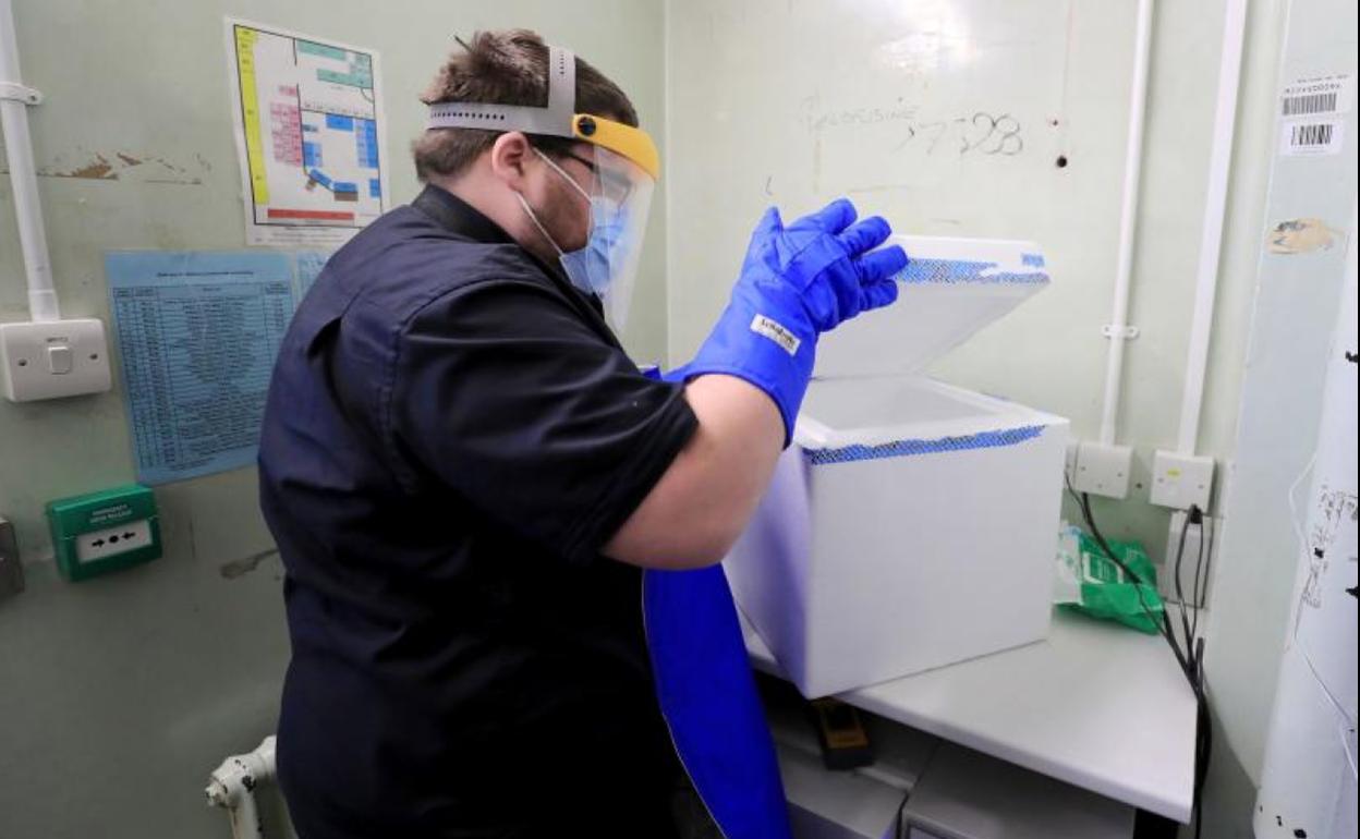 Un sanitario con uno de los bidones con vacunas en un hospital de Londres.