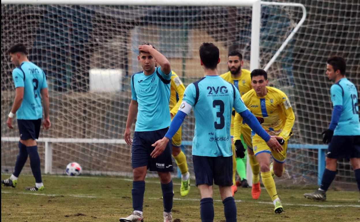 Jugadores del conjunto granjeño se lamentan tras encajar uno de los goles frente a la Arandina.