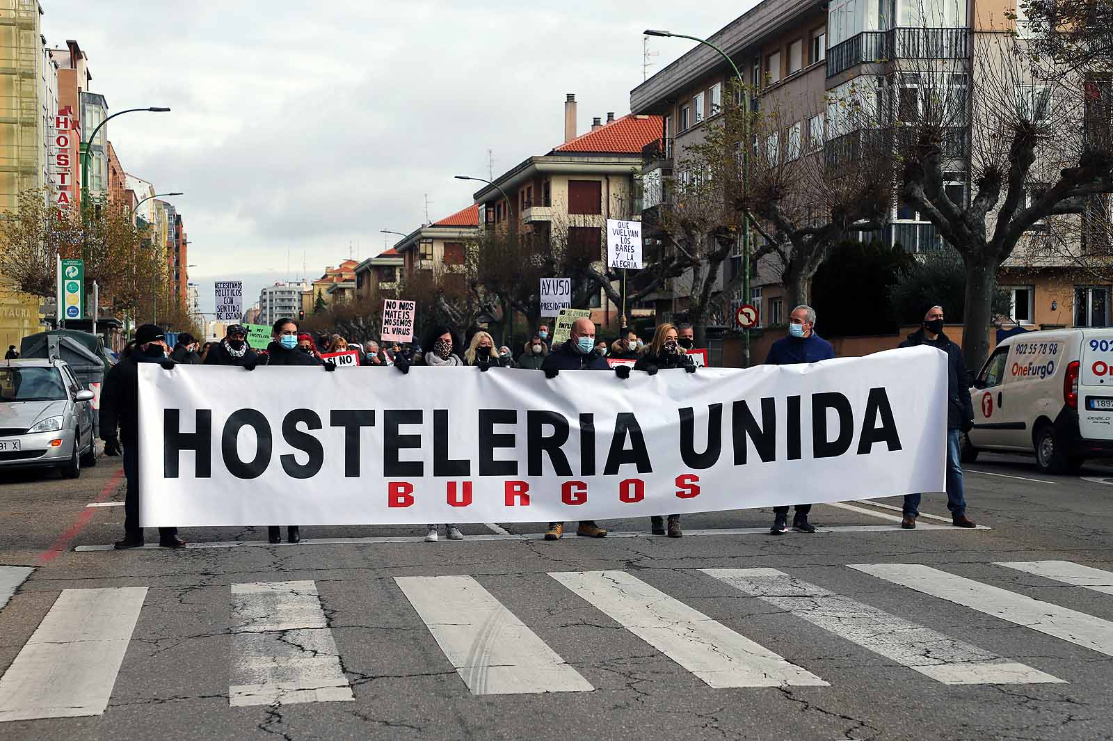 Fotos: Un millar de hosteleros sale a la calle para reclamar la apertura de sus locales