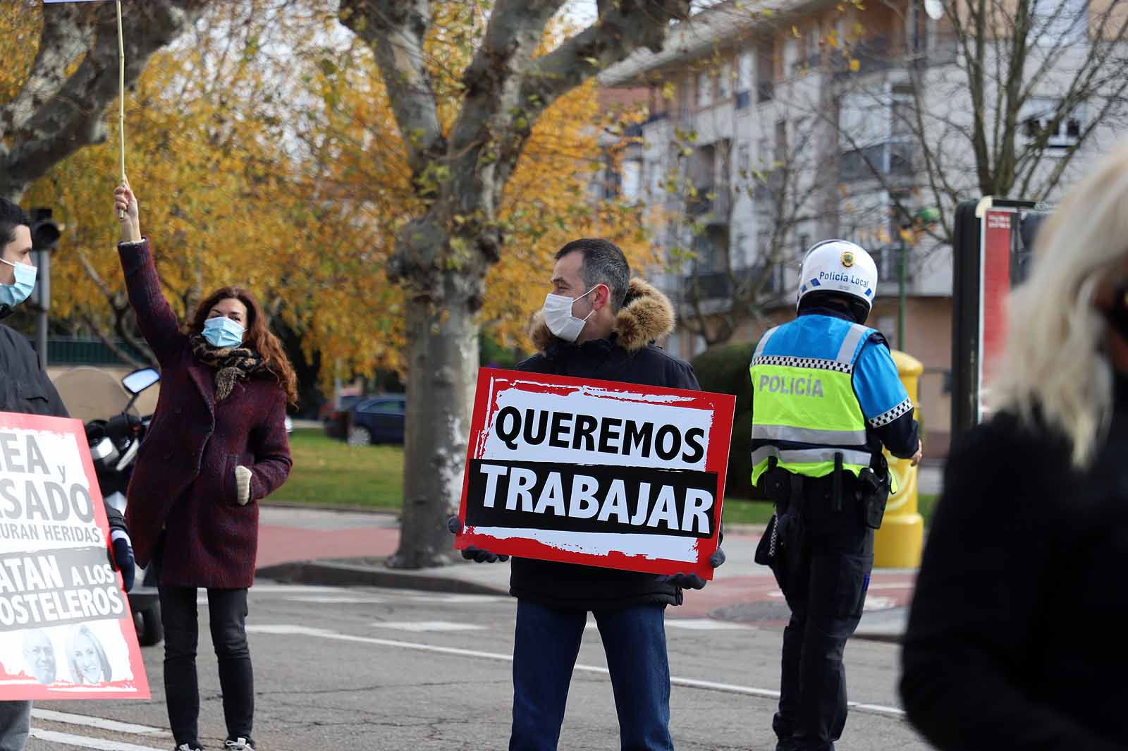 Fotos: Un millar de hosteleros sale a la calle para reclamar la apertura de sus locales