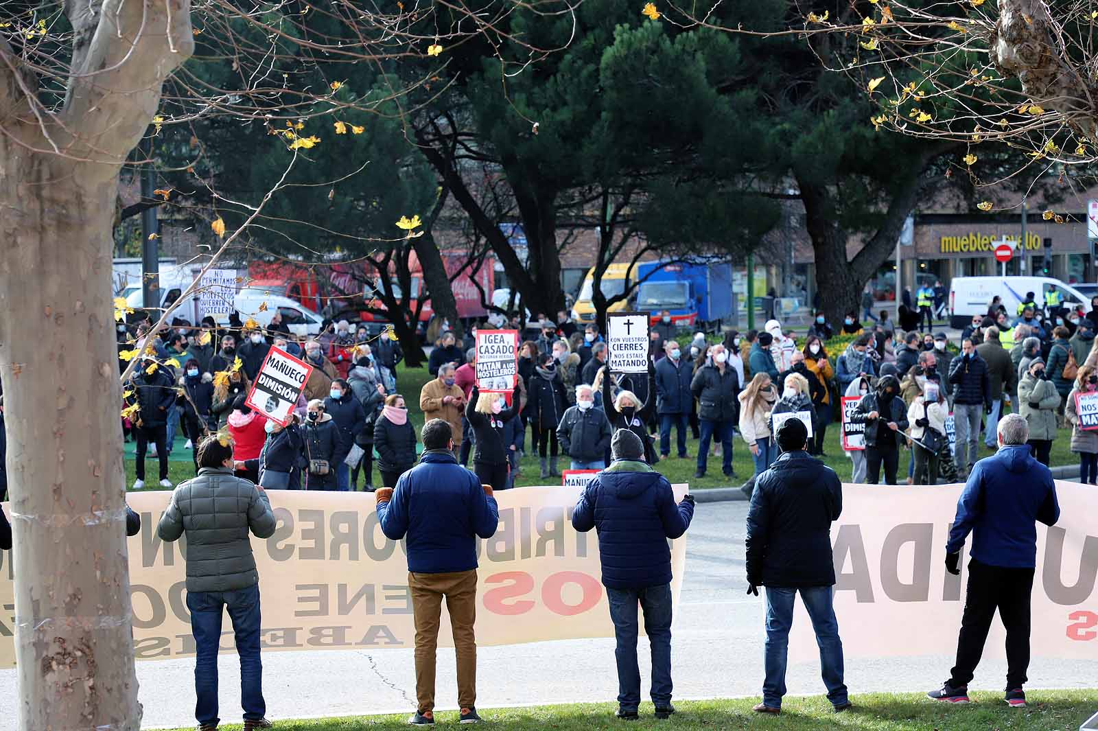 Fotos: Un millar de hosteleros sale a la calle para reclamar la apertura de sus locales