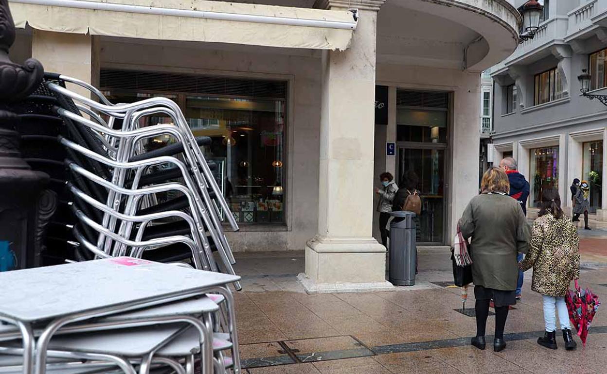 Las terrazas de la hostelería pueden montarse pero el clima burgalés no anima a consumir en ellas. 