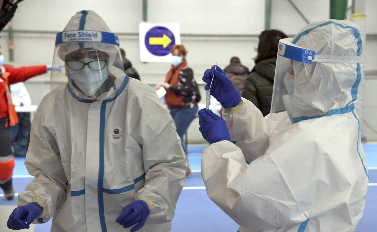 Sanitarios durante la realización de los test masivos de covid-19 en Burgos. 