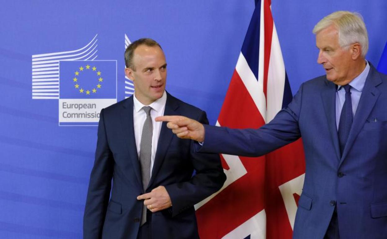 El secretario británico del Brexit, Dominic Raab (izq.), Y el negociador jefe del Brexit de la UE, Michel Barnier (der.) 