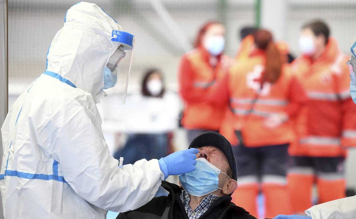 Un burgalés se somete al test de antígenos en Burgos.