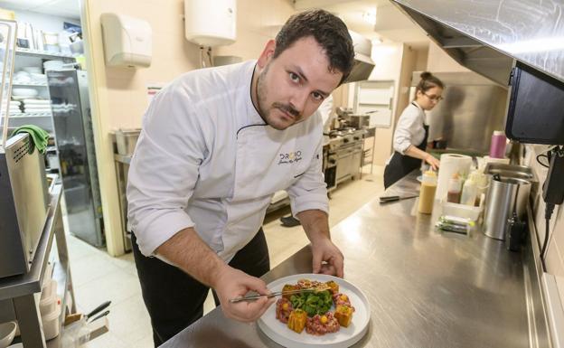 El chef Juanma Salgado en la cocina de Drómo en Badajoz