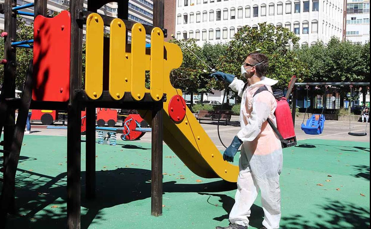 Los parques infantiles tienen que desinfectarse a diario si están abiertos.