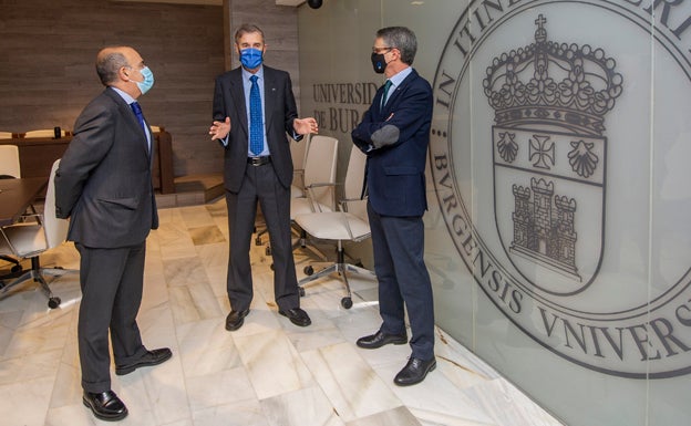 De izda. a dcha. el director provincial territorial de Ibercaja en Burgos, Eduardo Hernández Alonso; el rector de la Universidad de Burgos, Manuel Pérez Mateos; y el presidente de la Fundación Cajacírculo, Emilio de Domingo Angulo