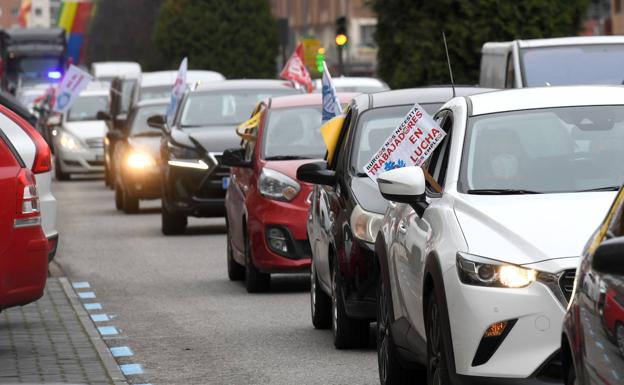 Una veintena de coches de la plantilla del San Juan de Dios se manifiesta contra su posible cierre