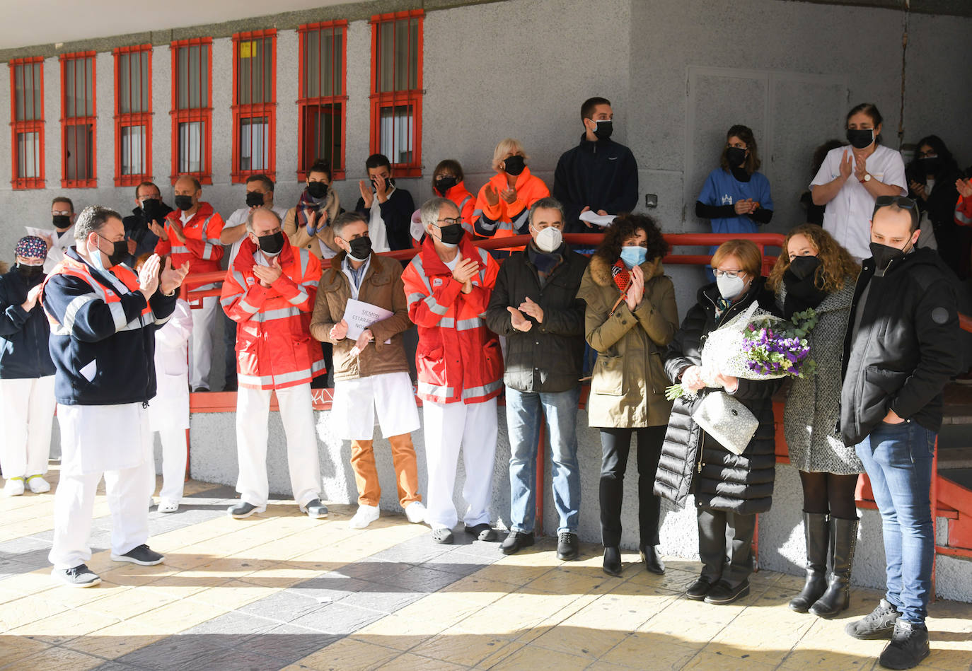 Homenaje a la puerta del centro de salud Los Comuneros al médico y compañero fallecido por covid-19. 