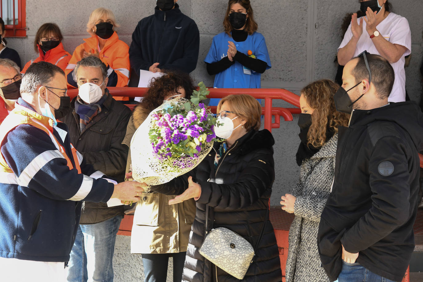 Homenaje a la puerta del centro de salud Los Comuneros al médico y compañero fallecido por covid-19. 